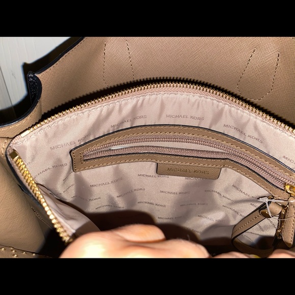 Micheal Kors handbag - Picture 3 of 8